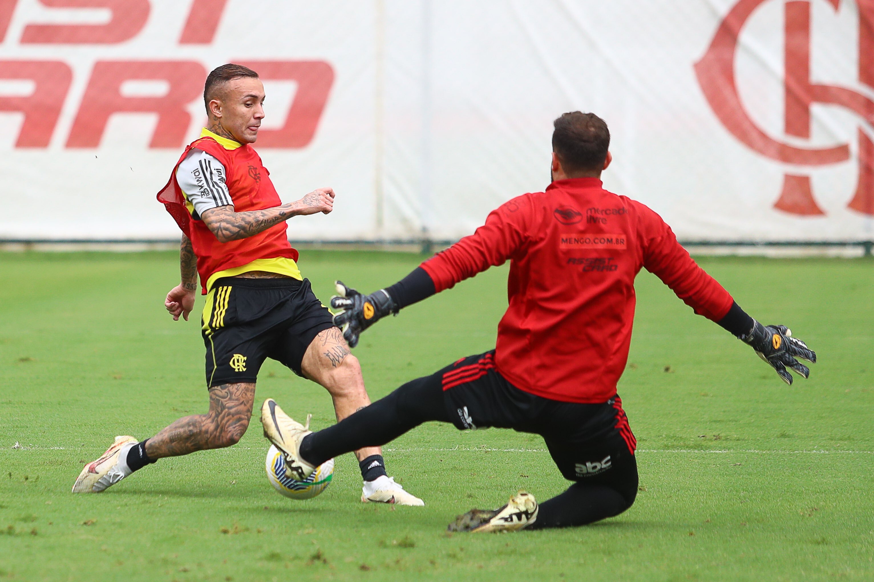 Everton Cebolinha retorna aos treinos no Flamengo.