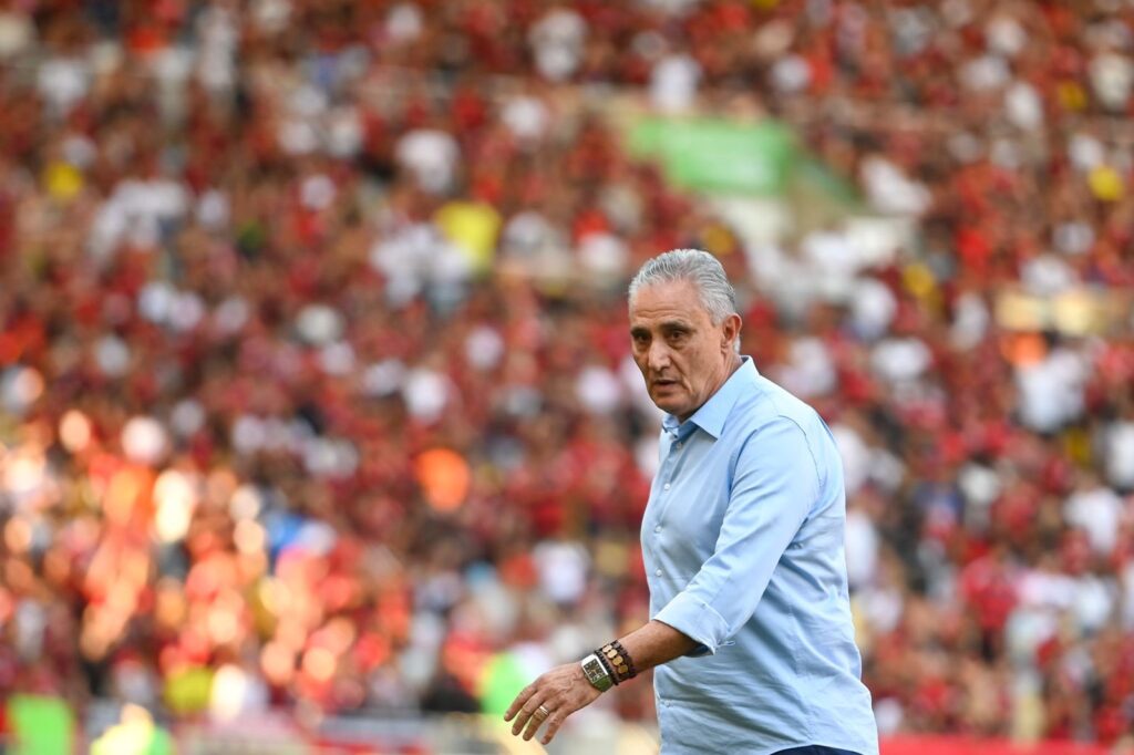 O Flamengo deve ir a campo com: Matheus Cunha, Varela, Fabrício Bruno, Léo Pereira e Viña; Pulgar, Gerson e Arrascaeta; Luiz Araújo, Everton Cebolinha e Pedro