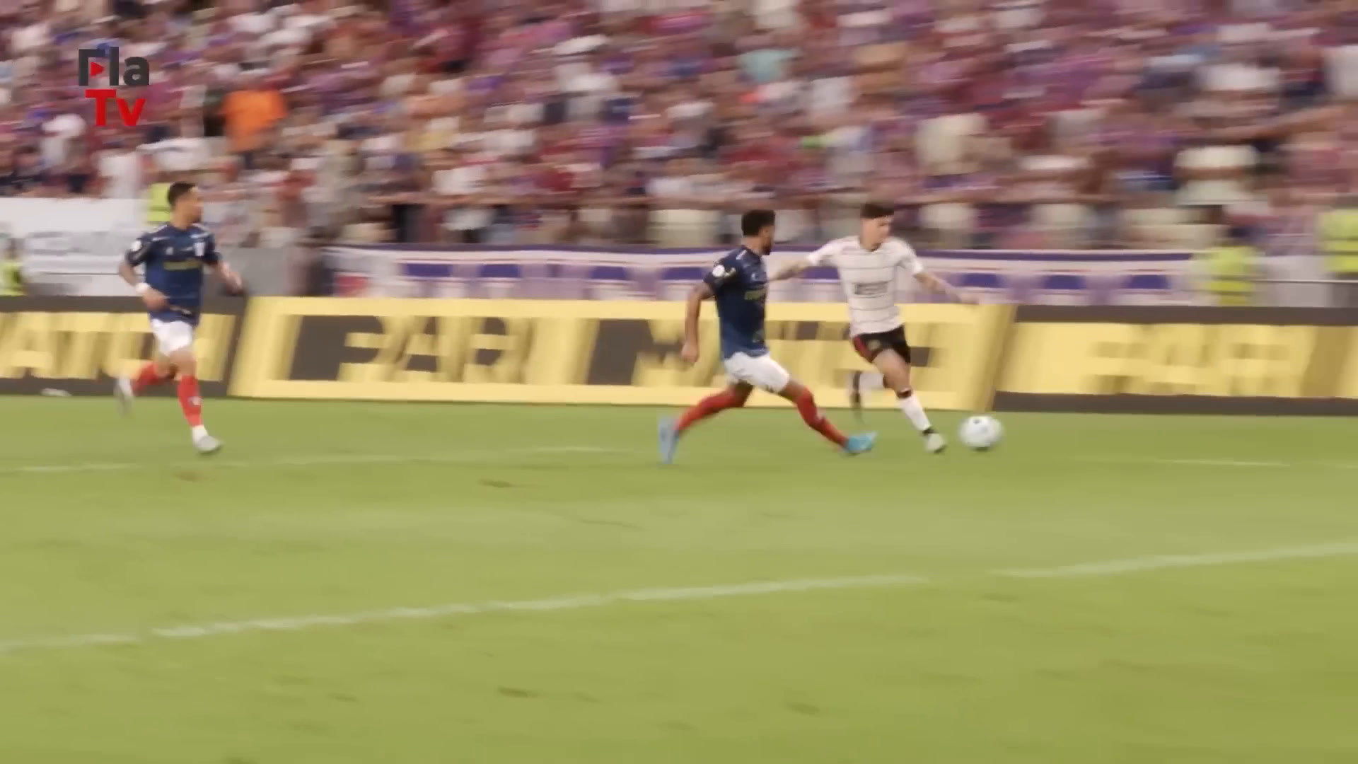 Luiz Araújo elogia elenco flamenguista como o melhor da América do Sul