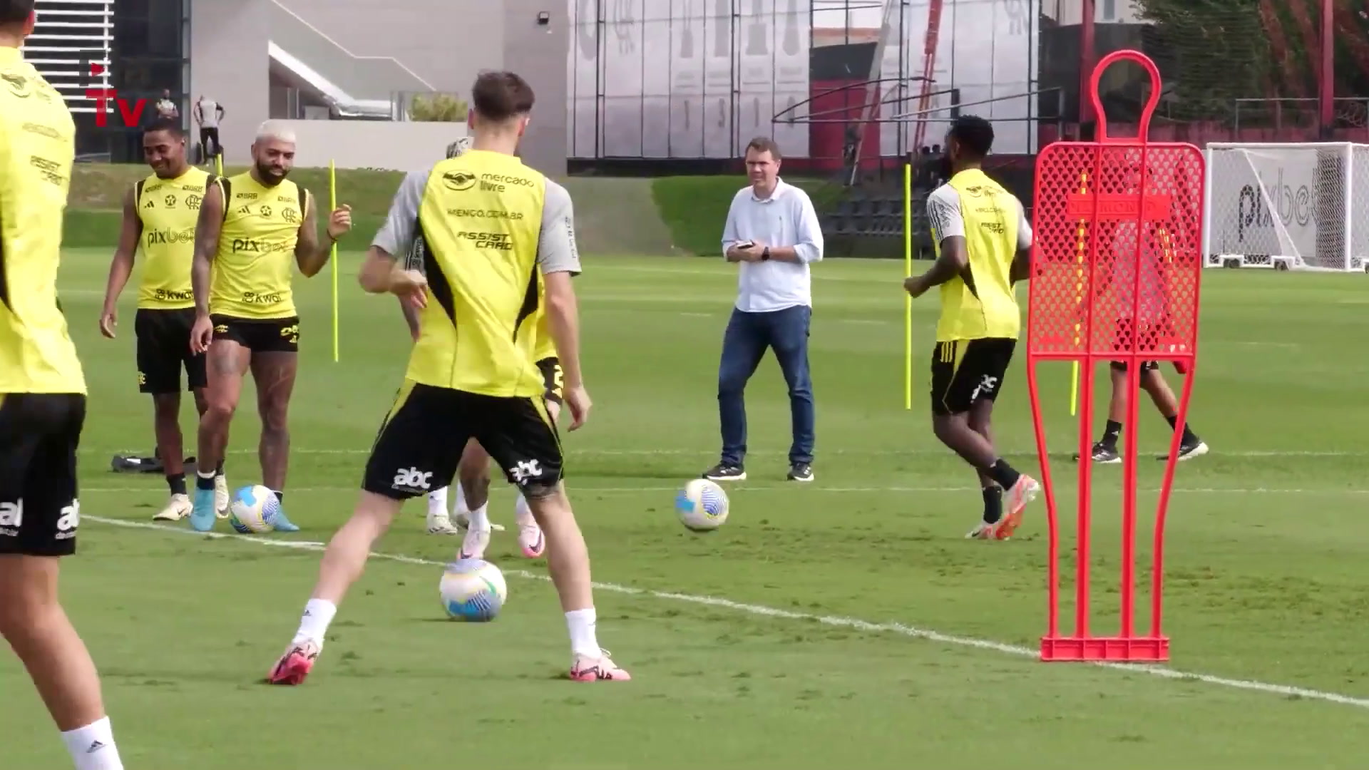 Retorno de jogadores do Flamengo após Copa América reforça equipe para treinamentos.