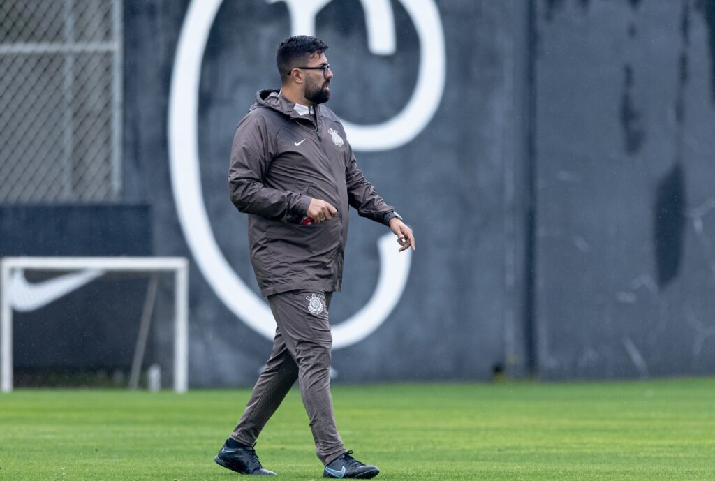 Ainda sem um novo técnico anunciado, o Corinthians vai para o jogo em São Januário com Raphael Laruccia no comando da equipe. (Foto: Rodrigo Coca/Agência Corinthians)