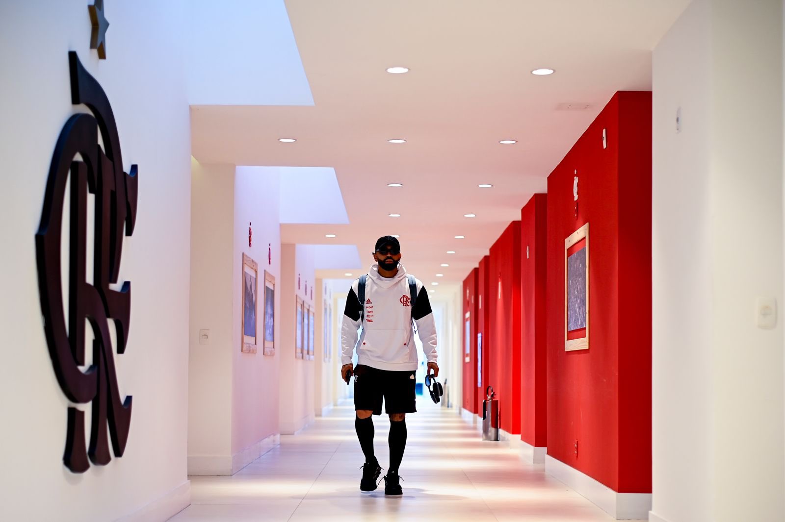 Gabigol acompanha delegação do Flamengo e está apto para partida contra Criciúma.