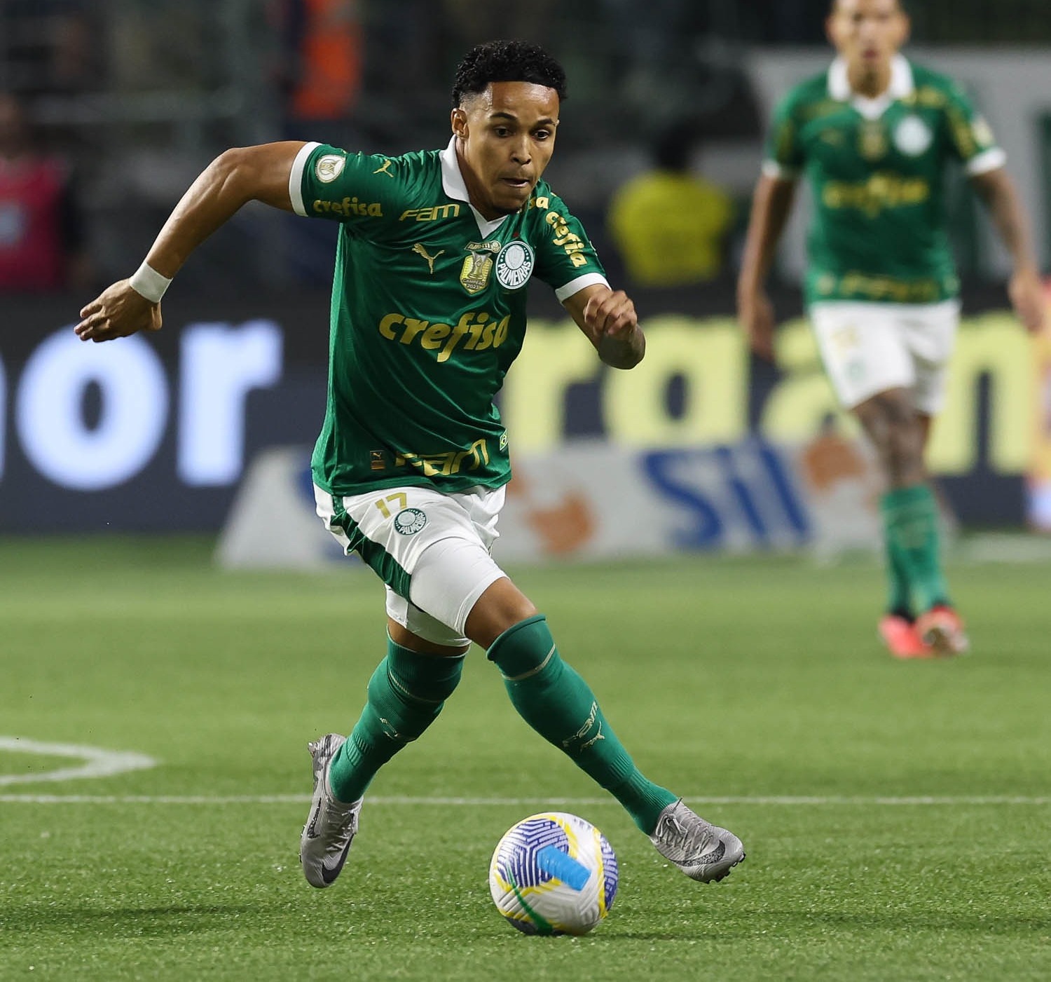 Lazáro assume titularidade no ataque do Palmeiras e enfrenta concorrência crescente