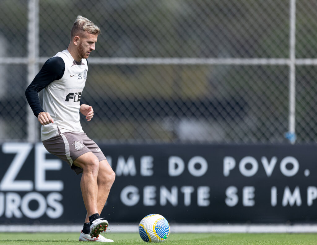Atacante do Corinthians se envolve em confusão após acidente em festa de despedida