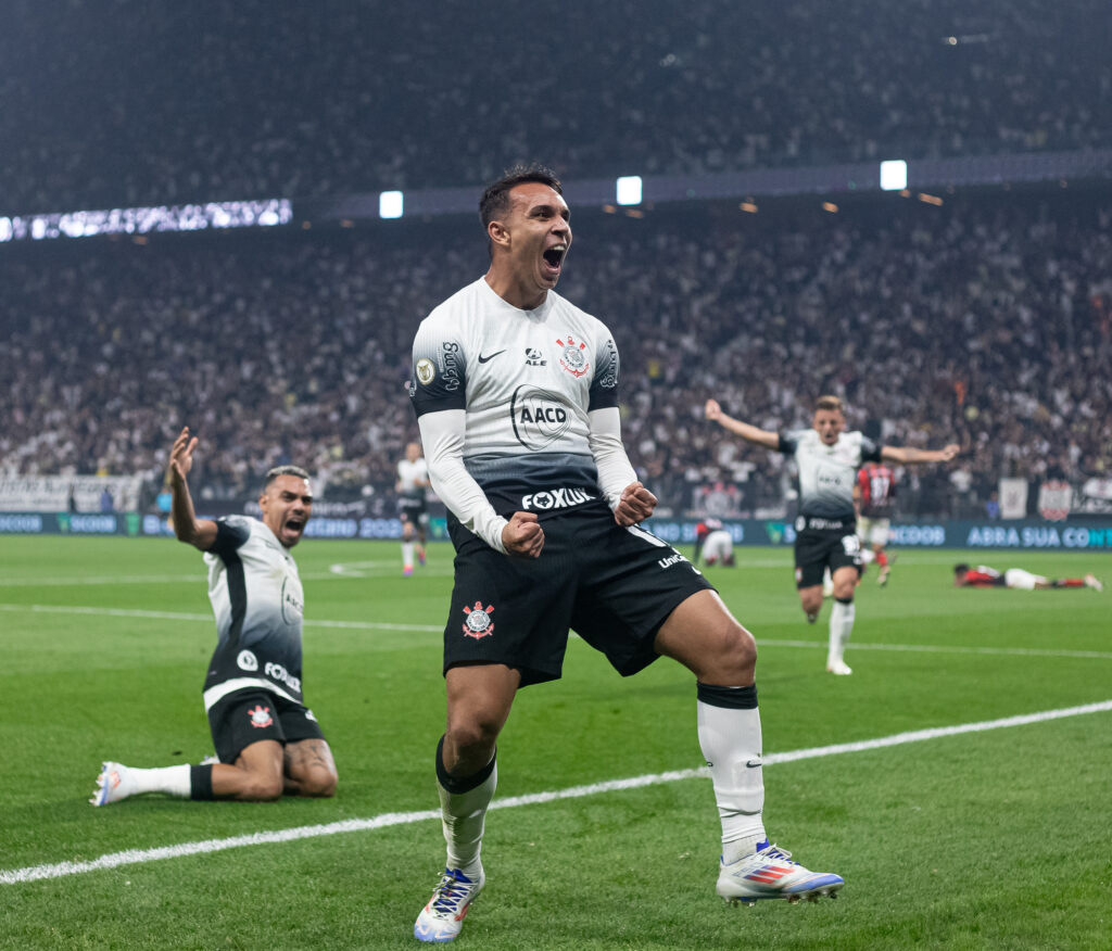 O Corinthians respirou na briga contra o rebaixamento na última quinta-feira, ao bater o Vitória, por 3 a 2, na Neo Química Arena. (Foto: Rodrigo Coca/Agência Corinthians)