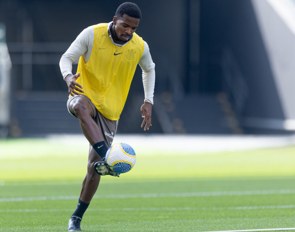 Cacá é multado pelo Corinthians após ofensas a jornalistas.