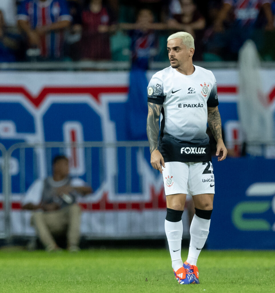 Fagner enfrenta obstáculos para reassumir titularidade no Corinthians