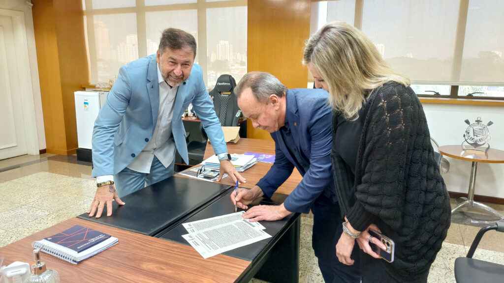 Presidente do Corinthians assina concessão de uso de avenida ao Parque São Jorge.