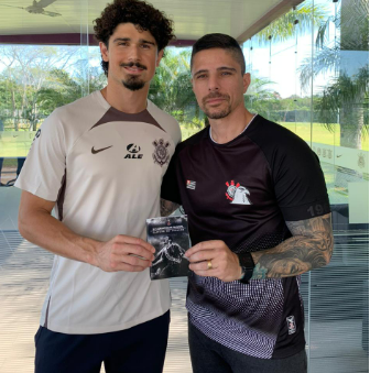 Novo Reforço André Ramalho Recebe Cartilha de Torcida Organizada do Corinthians