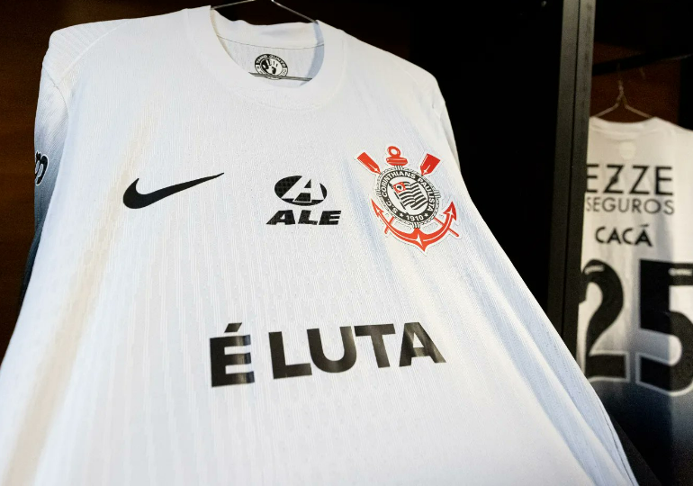 Advogado destaca parceria do Corinthians contra pirataria de produtos esportivos.