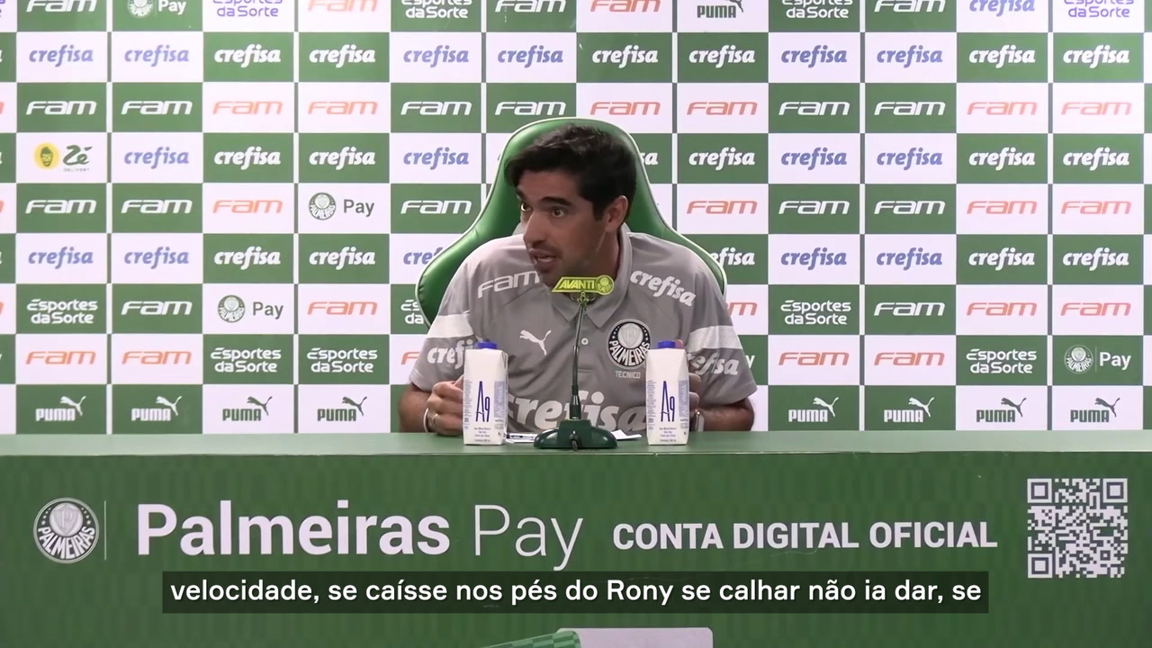 Estêvão demonstra magia e recebe elogio de Abel após gol marcado.