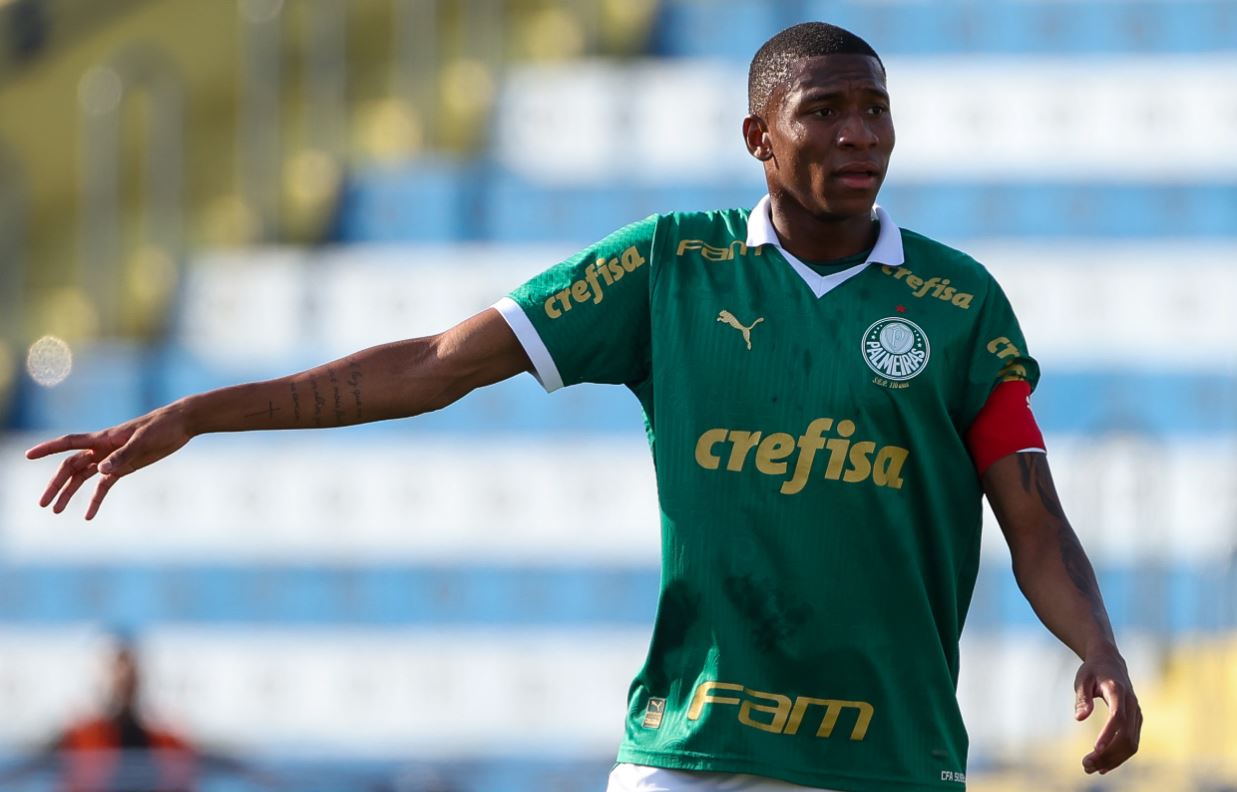 Base do Palmeiras renova contrato, detalhes sobre a negociação.