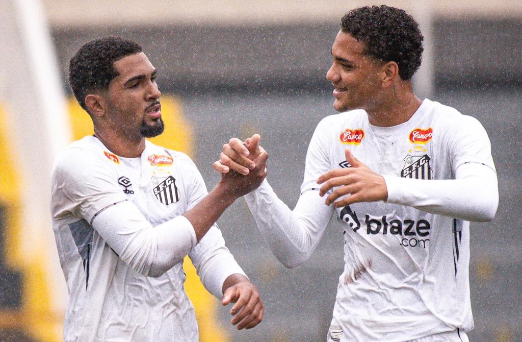 Santos supera Flamengo e lidera grupo no Brasileiro sub-17