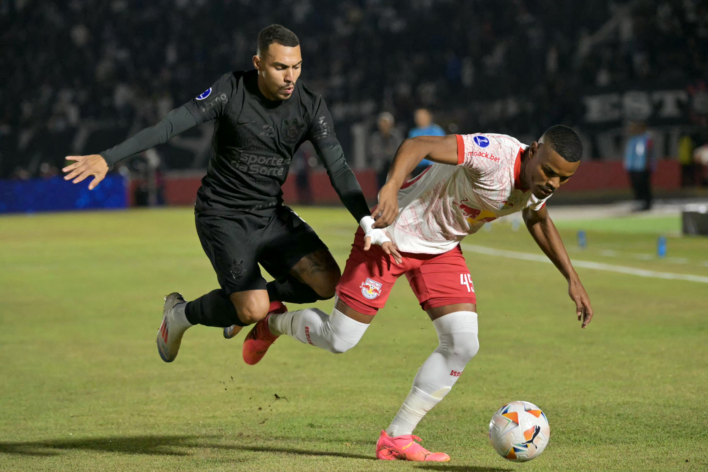 Fotos do jogo entre RB Bragantino e Corinthians nas oitavas da Sul-Americana.
