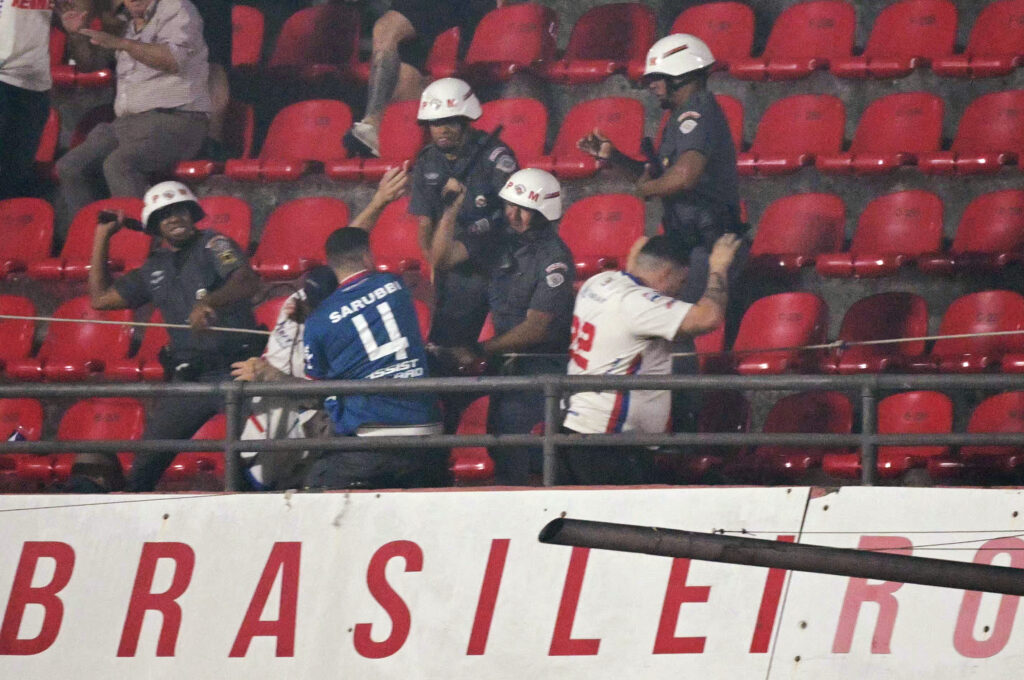 Polícia prende torcedores após tumulto no Morumbis e encontra adereços do Palmeiras.