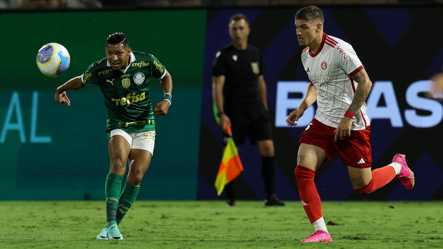 Internacional e Palmeiras se enfrentam pela 21ª rodada do Brasileirão.
