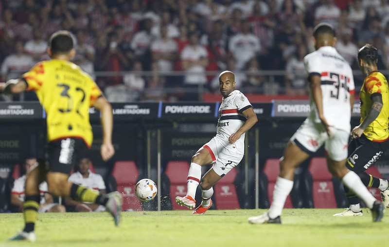 Na primeira fase, o São Paulo finalizou em primeiro lugar no Grupo B, com 13 pontos, à frente de Talleres (13), Barcelona-EQU (6) e Cobresal (1). Foram quatro vitórias, um empate e uma derrota. O Nacional, por sua vez, ficou na segunda colocação do Grupo H, que tinha River Plate (16), Libertad (7) e Deportivo Táchira (1) como outros três membros. Em seis embates, o time uruguaio amargou dois reveses e conquistou três triunfos, além de uma igualdade.