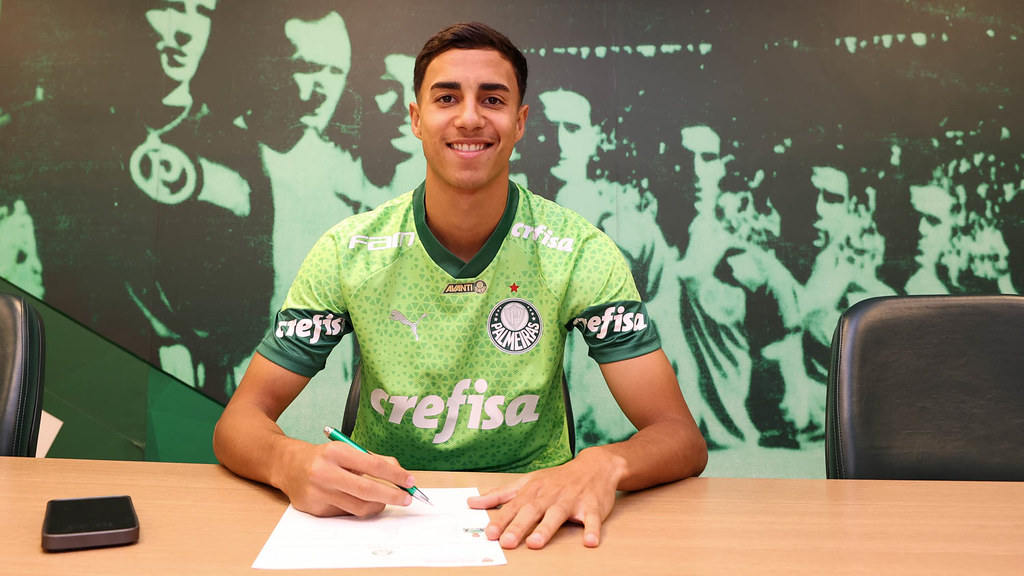 Zagueiro Vitor Reis renova contrato com Palmeiras até 2028 e projeta sucesso