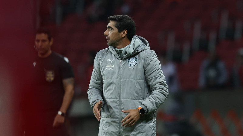 Abel Ferreira alcança marca de 300 jogos como treinador do Palmeiras no meio da crise.