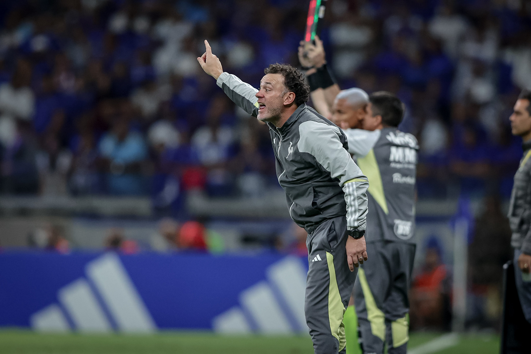Gabriel Milito elogia postura do Atlético-MG em empate contra o Cruzeiro no clássico.