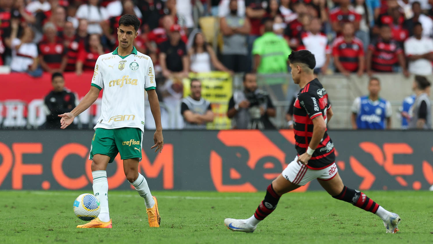 Interesse do Real Madrid em Vitor Reis é elogiado por jornal espanhol.