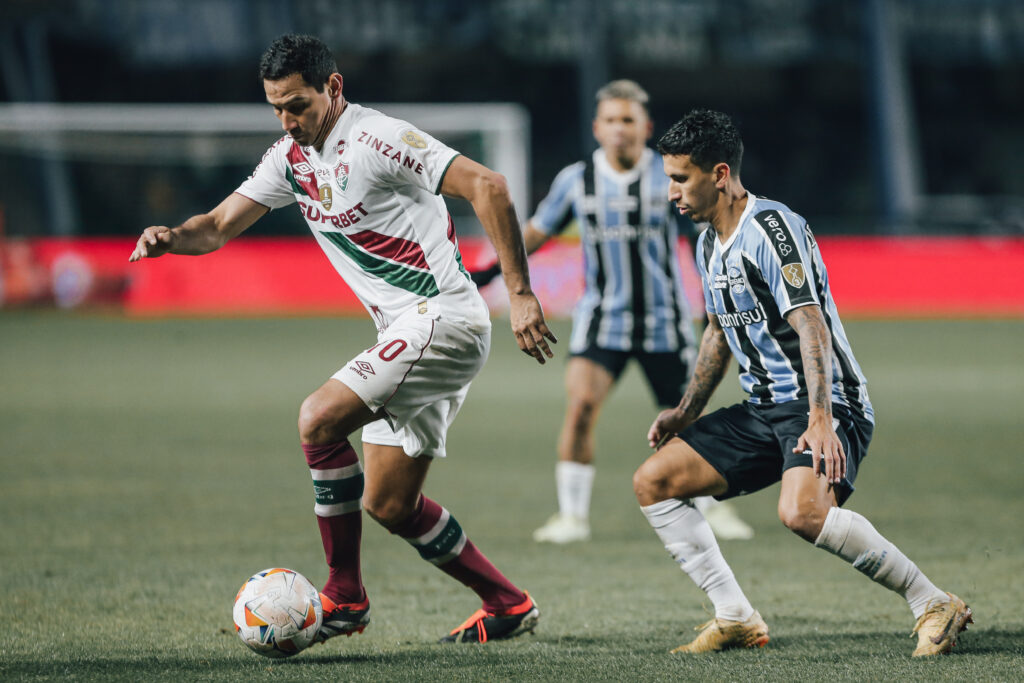 Fluminense busca virada na Libertadores após sequência de derrotas para o Grêmio.