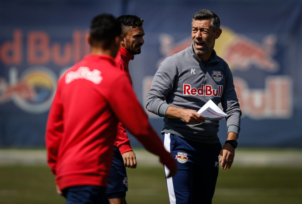 Provável escalação do RB Bragantino: Nathan Mendes, Douglas Mendes, Eduardo Santos e Luan Cândido; Jadsom, Lucas Evangelista e Jhon Jhon; Helinho, Mosquera e Eduardo Sasha