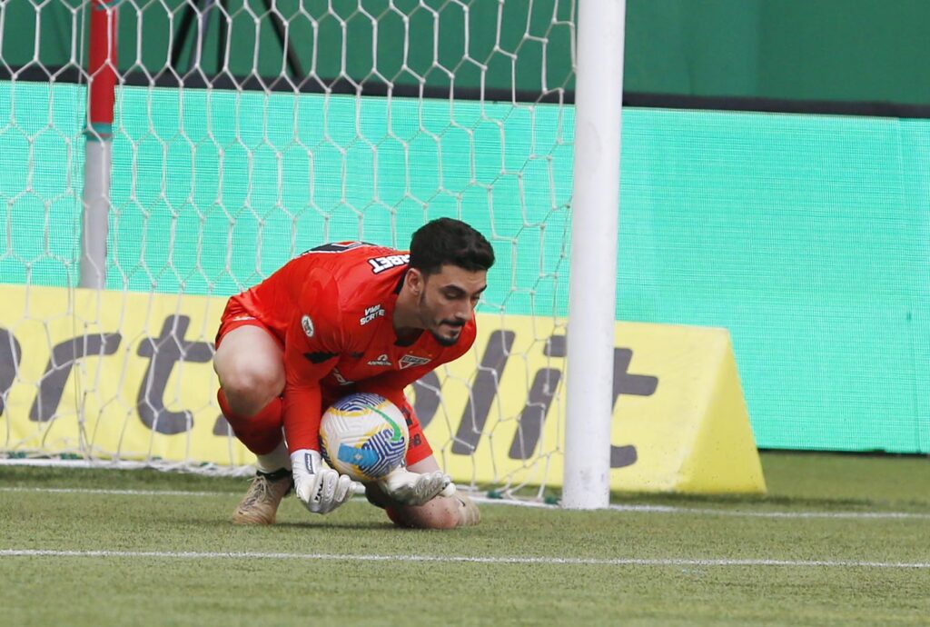 Rafael: a derrota no Allianz Parque pode ser colocada na conta do goleiro são-paulino, que já foi responsável por vários resultados positivos da equipe, protagonizando defesas difíceis para manter a vantagem no placar, mas desta vez comprometeu tudo o que seus companheiros fizeram ao longo dos 90 minutos. Que sirva de aprendizado para a Libertadores.