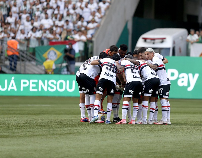 São paulo denuncia homofobia de torcedores do Palmeiras à CBF durante clássico.