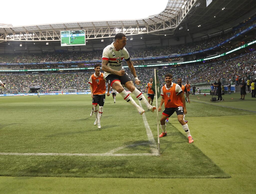 Luciano: mais uma vez o camisa 10 mostrou seu poder de decisão em um jogo grande. Luciano pode não estar atravessando sua melhor fase com a camisa do São Paulo, mas sempre aprece em confrontos difíceis, contra grandes adversários. Neste domingo não foi diferente.