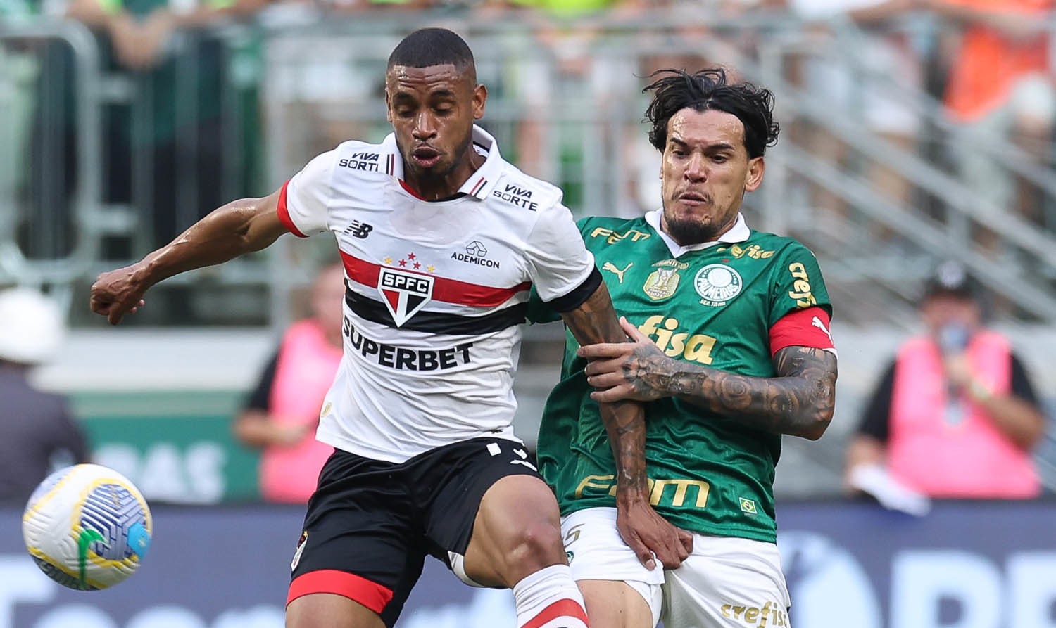 Gustavo Gómez suspenso para jogo contra o Cuiabá após cartão amarelo.