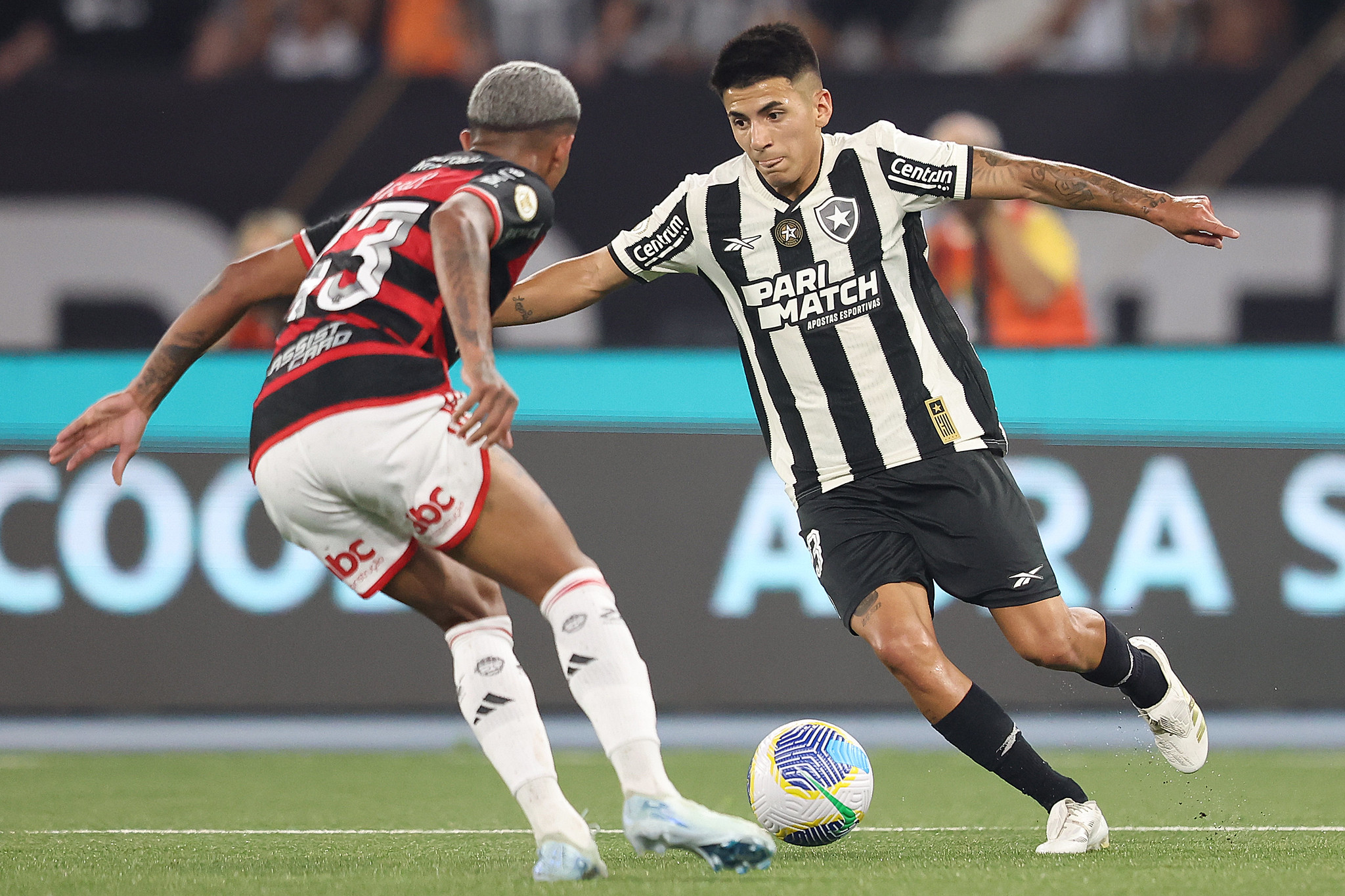 Destaque: Botafogo goleia Flamengo por 4 a 1 em partida eletrizante.