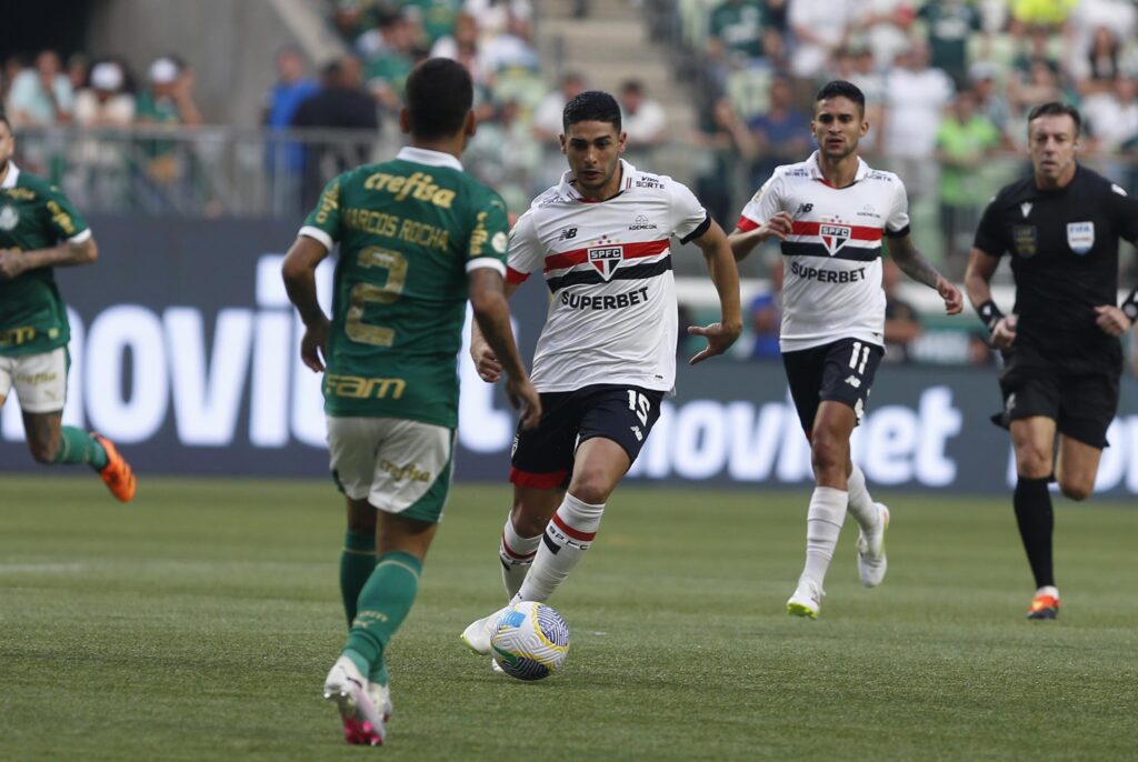 Michel Araújo: o uruguaio iniciou o clássico como ala pela esquerda e, após a lesão de Ferreira, foi adiantado para a ponta esquerda, mas não agregou em nada ao jogo do São Paulo, tendo uma atuação discreta até demais. Deveria ter buscado mais a bola.