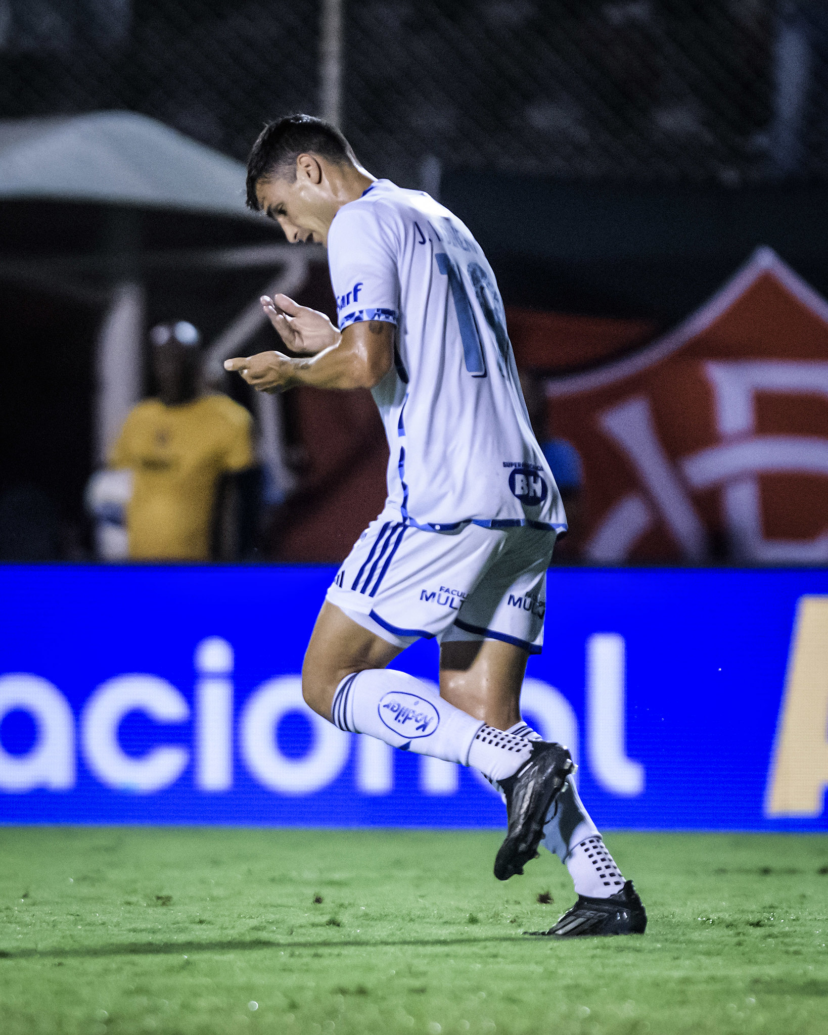 Dinenno elogia reação, porém lamenta empate do Cruzeiro com Vitória.