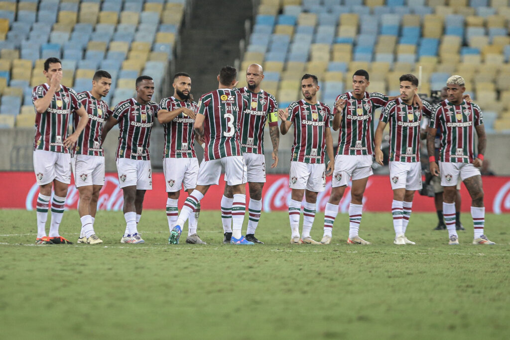 Provável Fluminense: Fábio; Samuel Xavier, Thiago Silva, Thiago Santos e Guga; Bernal, Lima e Ganso; Arias, Serna e Kauã Elias.