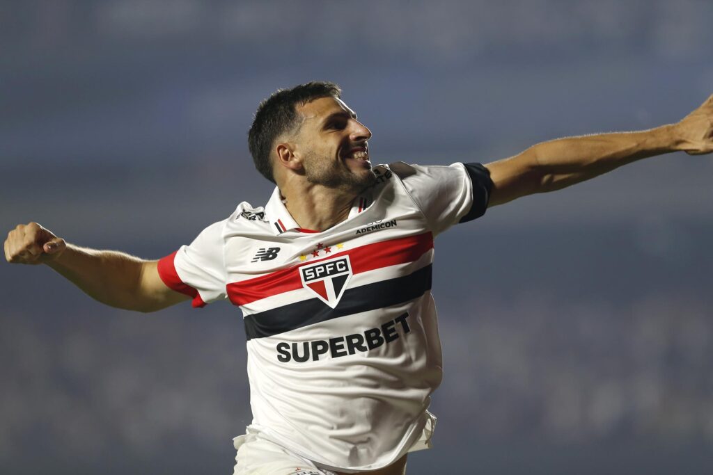 Calleri: o melhor do São Paulo em campo. Além da assistência para Bobadilla, anotou o gol da classificação ao seu estilo, ganhando o duelo de cabeça com o zagueiro rival.