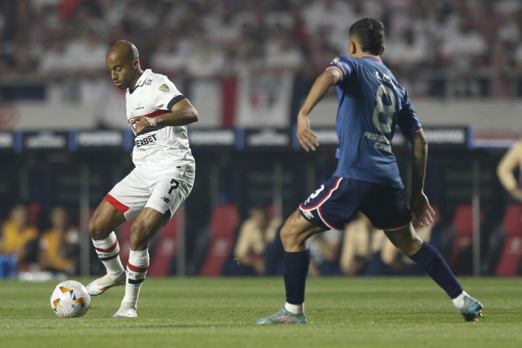 Lucas: foi discreto. Se movimentou e buscou o jogo a todo tempo, mas pareceu ficar desconfortável jogando pelo lado esquerdo. Pode entregar mais.