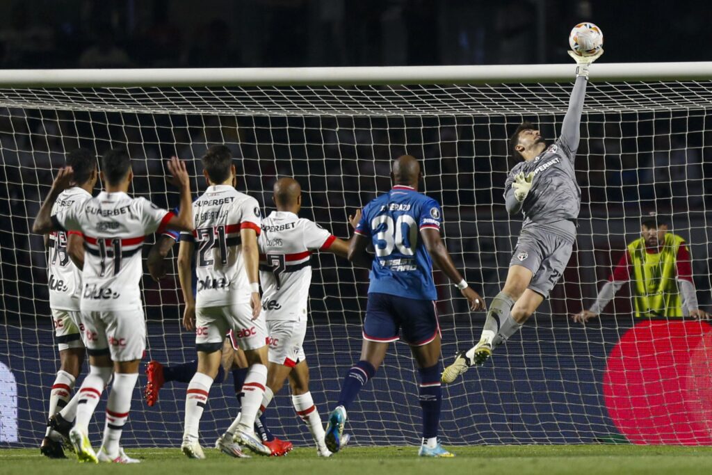 Rafael: fez ótimas defesas quando exigido no segundo tempo e ajudou o time a segurar a vantagem. Boa atuação.