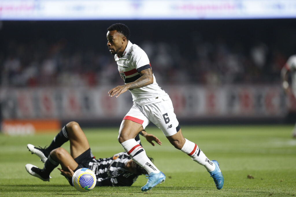 Welington: apesar de não sofrer na marcação, produziu menos do que poderia pelo lado esquerdo do São Paulo. Também cometeu erros e não conseguiu levar a melhor sobre os defensores do Atlético-MG.