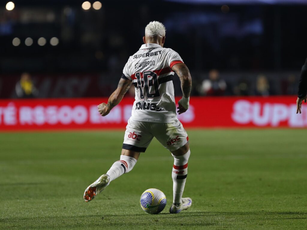 Luciano: de longe, o pior do São Paulo em campo. Muito apagado. Pouco participativo, errou quase tudo o que tentou ofensivamente e fez hora extra em campo.