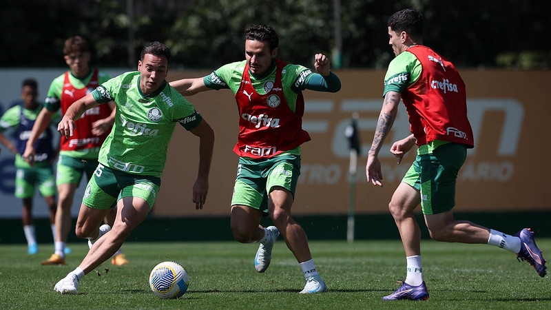Desfalque no Palmeiras: treino técnico-tático visando jogo contra Athletico-PR.
