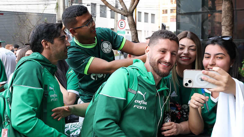 TUDO PRONTO! Palmeiras chega a Curitiba para enfrentar o Athletico-PR com recepção calorosa da torcida