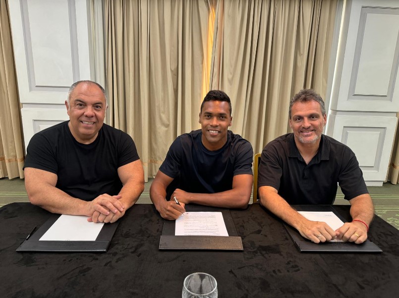 Flamengo contrata lateral Alex Sandro, ex-Juventus, reforçando equipe para próxima temporada.