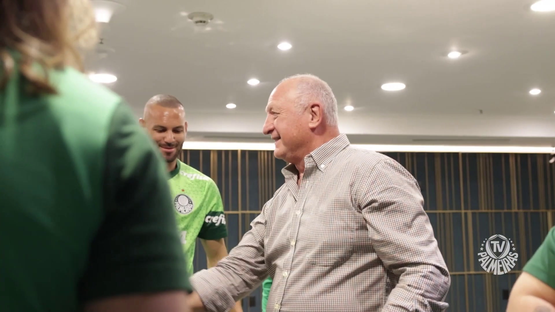 Felipão visita Palmeiras em solo gaúcho para encontro de ídolos no futebol.
