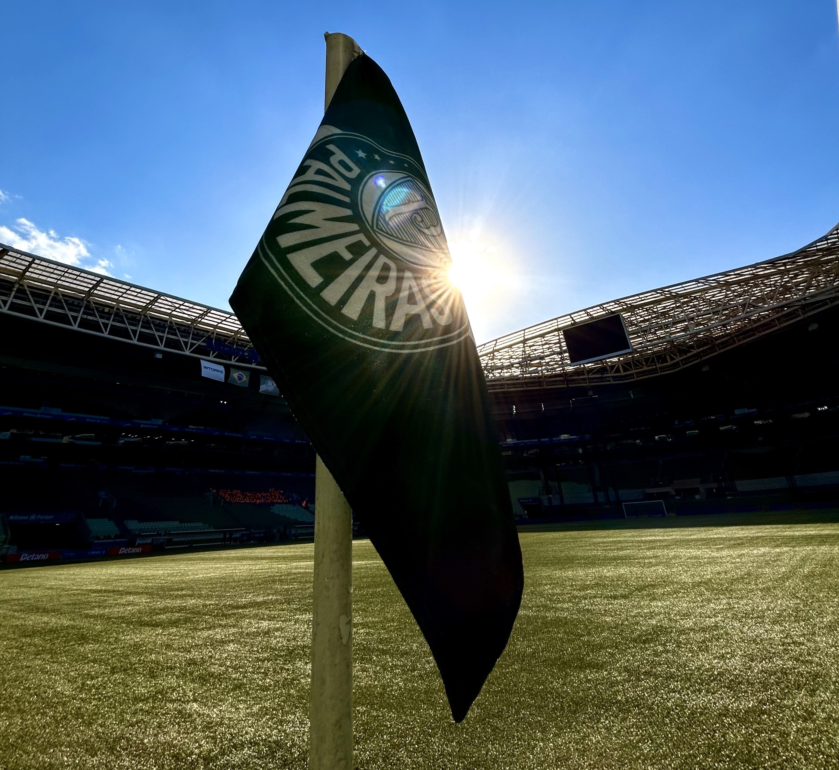 Palmeiras mantém formação com 3 zagueiros em jogo decisivo contra o Flamengo.