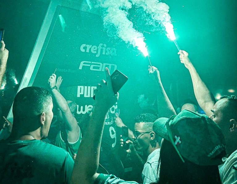 Torcida do Palmeiras anima saída do ônibus antes de decisão na Copa do Brasil