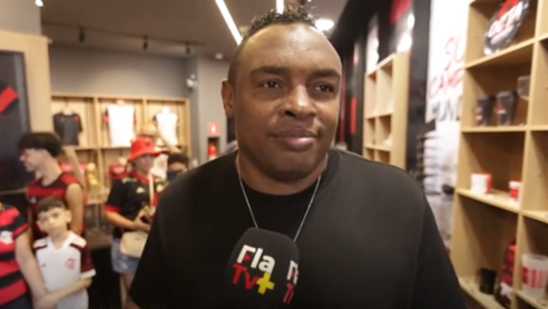 Obina Visita Museu Flamengo e Declara: Clube do Meu Coração