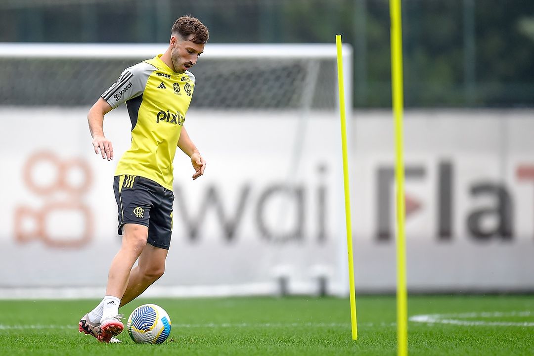 Lateral esquerdo Viña passa por cirurgia e está fora do Flamengo.