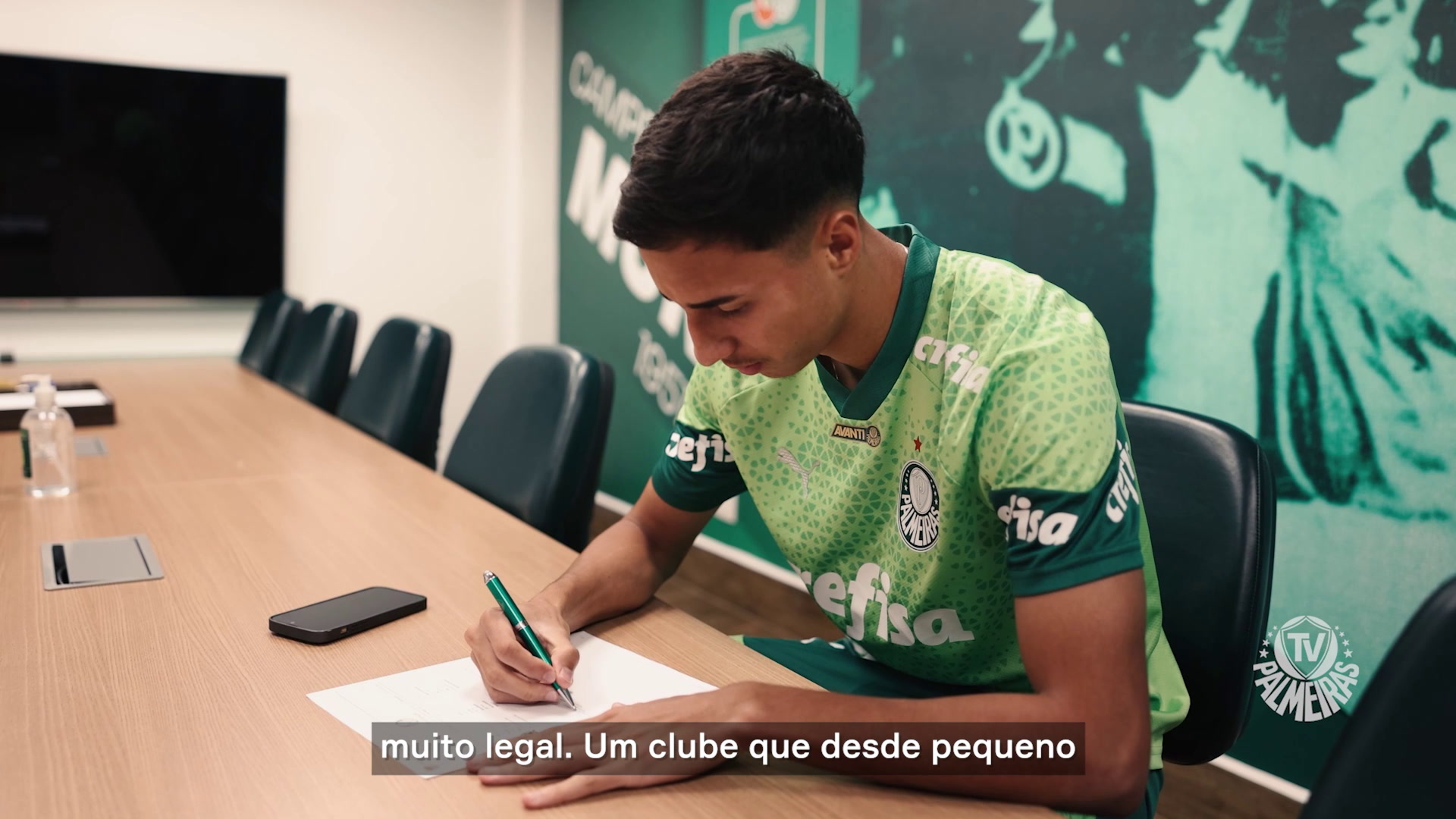Renovação de contrato de Vitor Reis com Palmeiras até 2028 comemorada.