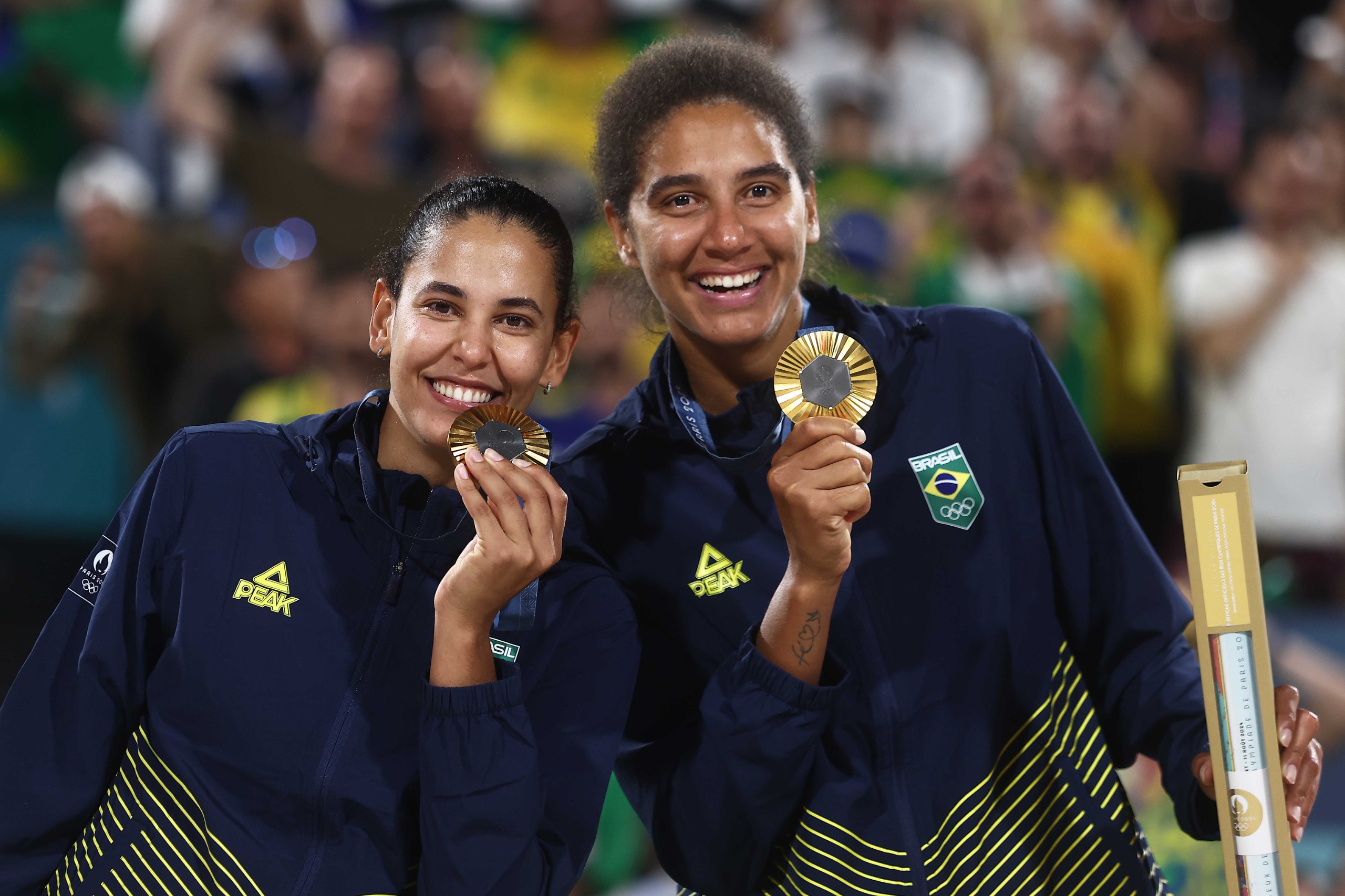 Ana Patrícia e Duda vencem canadenses e conquistam 2º ouro do Brasil no vôlei de praia feminino olímpico Imagem ilustrativa para a matéria